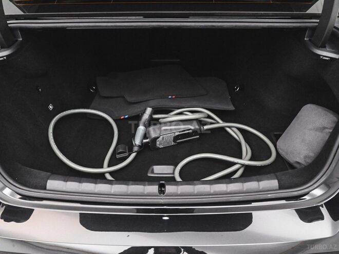 BMW i7 M70-10
