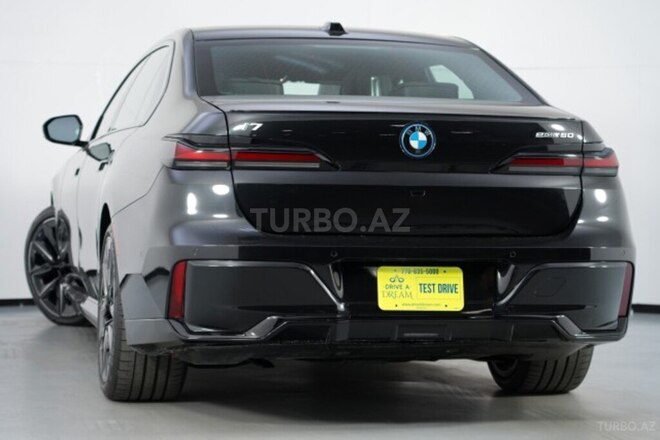 BMW i7-19