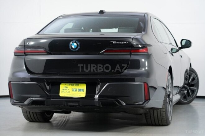 BMW i7-33