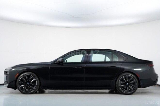 BMW i7-13