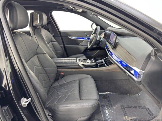 BMW i7-24