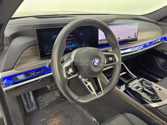 BMW i7-31