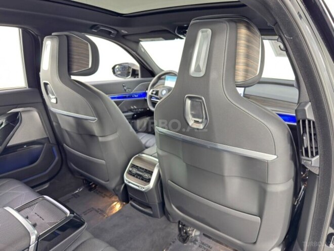 BMW i7-7