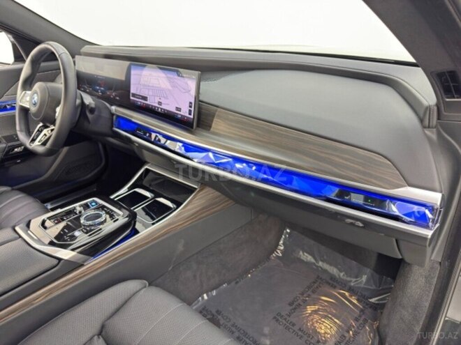 BMW i7-26
