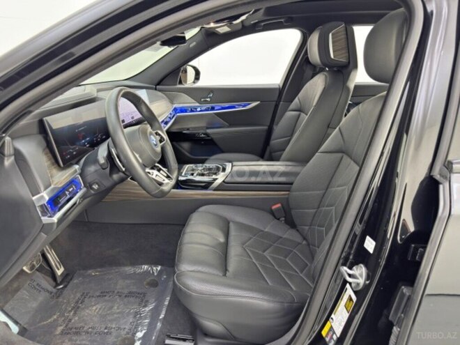 BMW i7-29