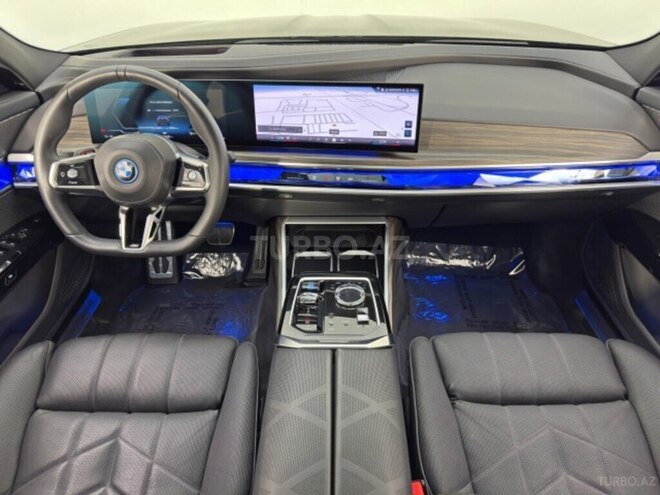 BMW i7-34