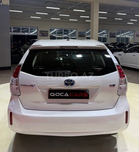 Toyota Prius V-8