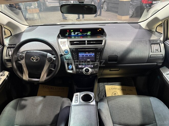 Toyota Prius V-10