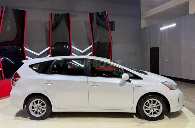 Toyota Prius V-4
