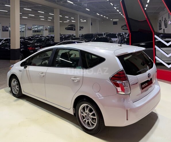 Toyota Prius V-6