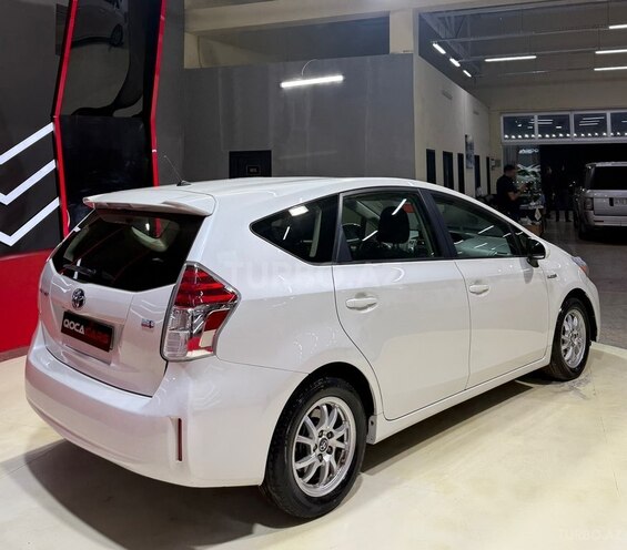 Toyota Prius V-7