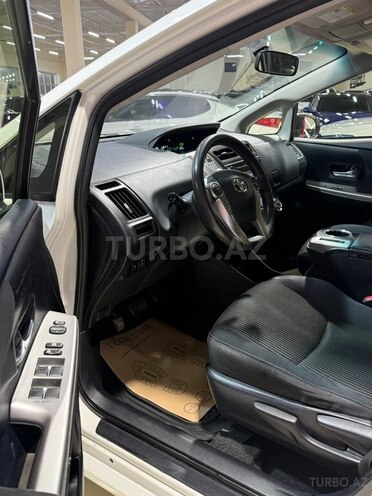 Toyota Prius V-9