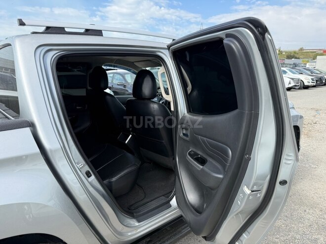 Mitsubishi L200-17