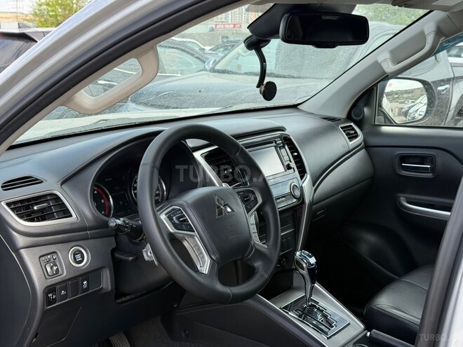 Mitsubishi L200-11