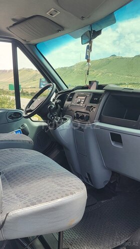 Ford Transit-13