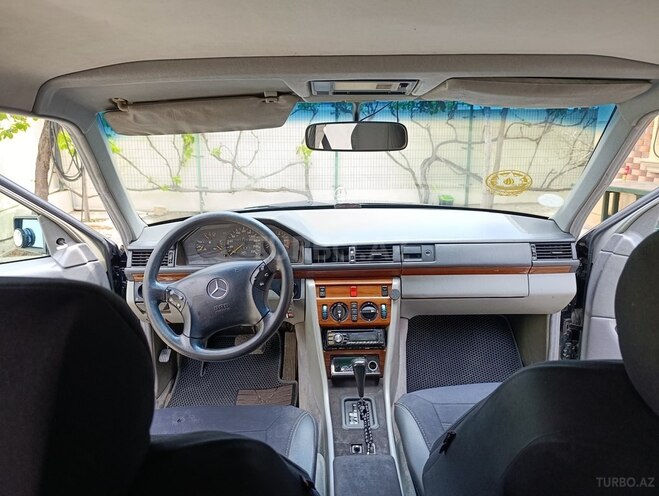 Mercedes 230 E-11