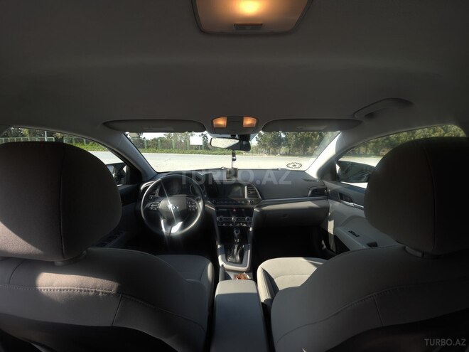 Hyundai Elantra-12