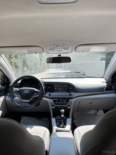 Hyundai Elantra-13