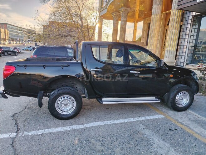 Mitsubishi L200-12
