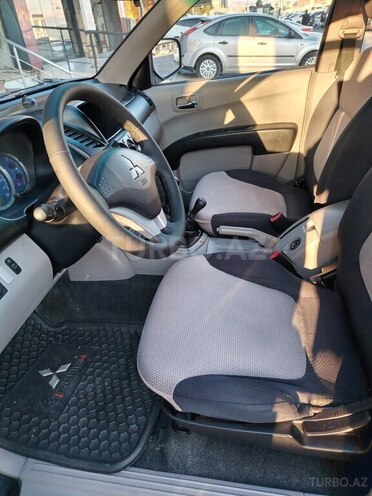Mitsubishi L200-10