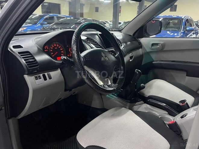 Mitsubishi L200-11