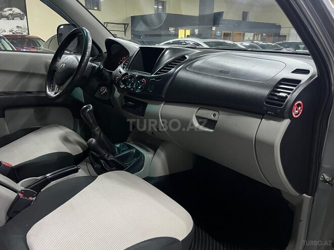 Mitsubishi L200-12