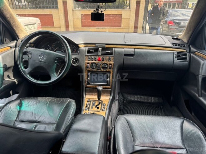 Mercedes E 240-4