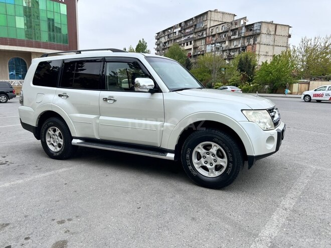 Mitsubishi Pajero-4