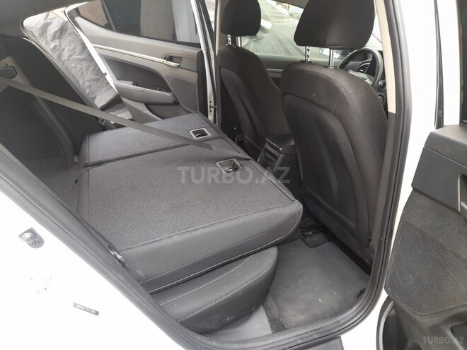 Hyundai Elantra-21