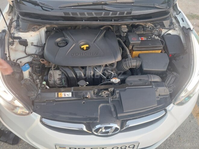 Hyundai Elantra-11