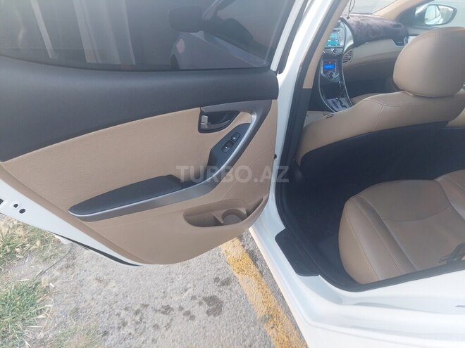 Hyundai Elantra-12