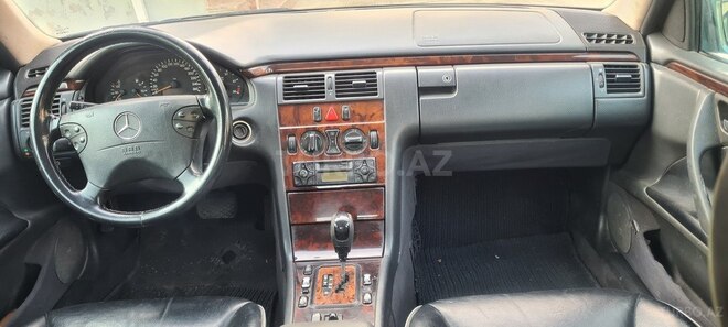 Mercedes E 270-11