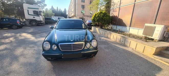 Mercedes E 270-1