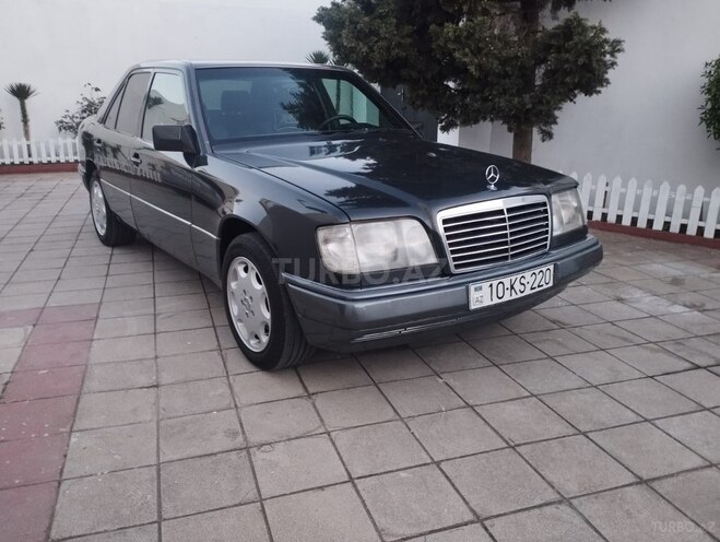 Mercedes E 220-1