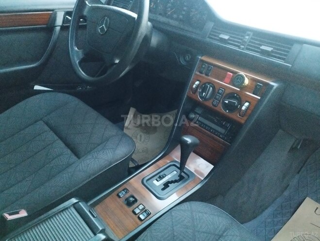 Mercedes E 220-11