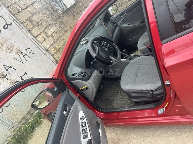 Hyundai Accent-11