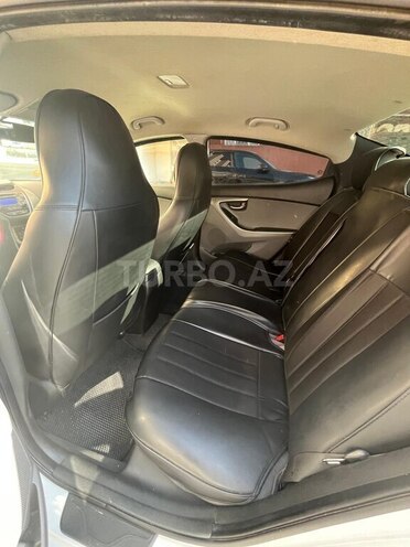 Hyundai Elantra-4