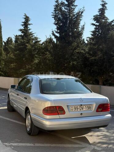 Mercedes E 220-3
