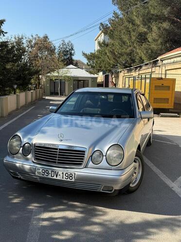 Mercedes E 220-1