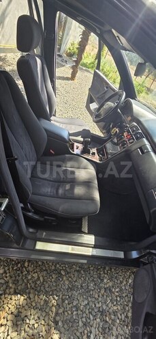 Mercedes E 220-11