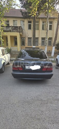Mercedes E 220-21