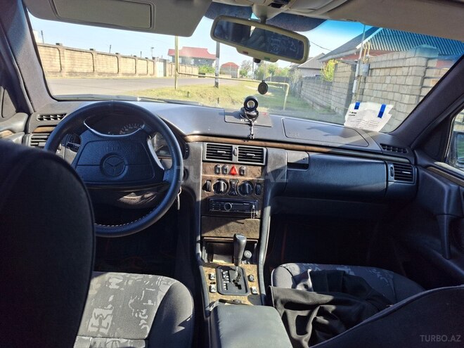 Mercedes E 200-10
