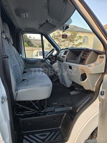 Ford Transit-16
