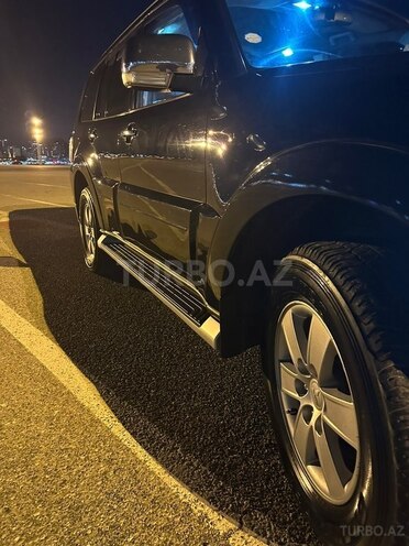 Mitsubishi Pajero-6