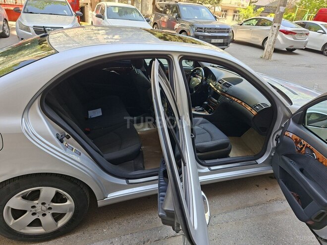 Mercedes E 240-11