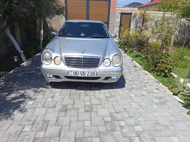Mercedes E 240-1