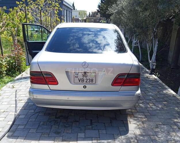 Mercedes E 240-4