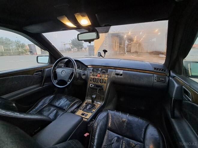 Mercedes E 280 4MATIC-3