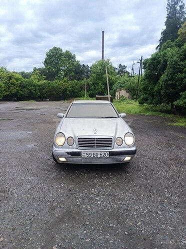Mercedes E 220-1