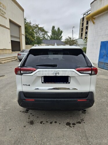 Toyota RAV4-8